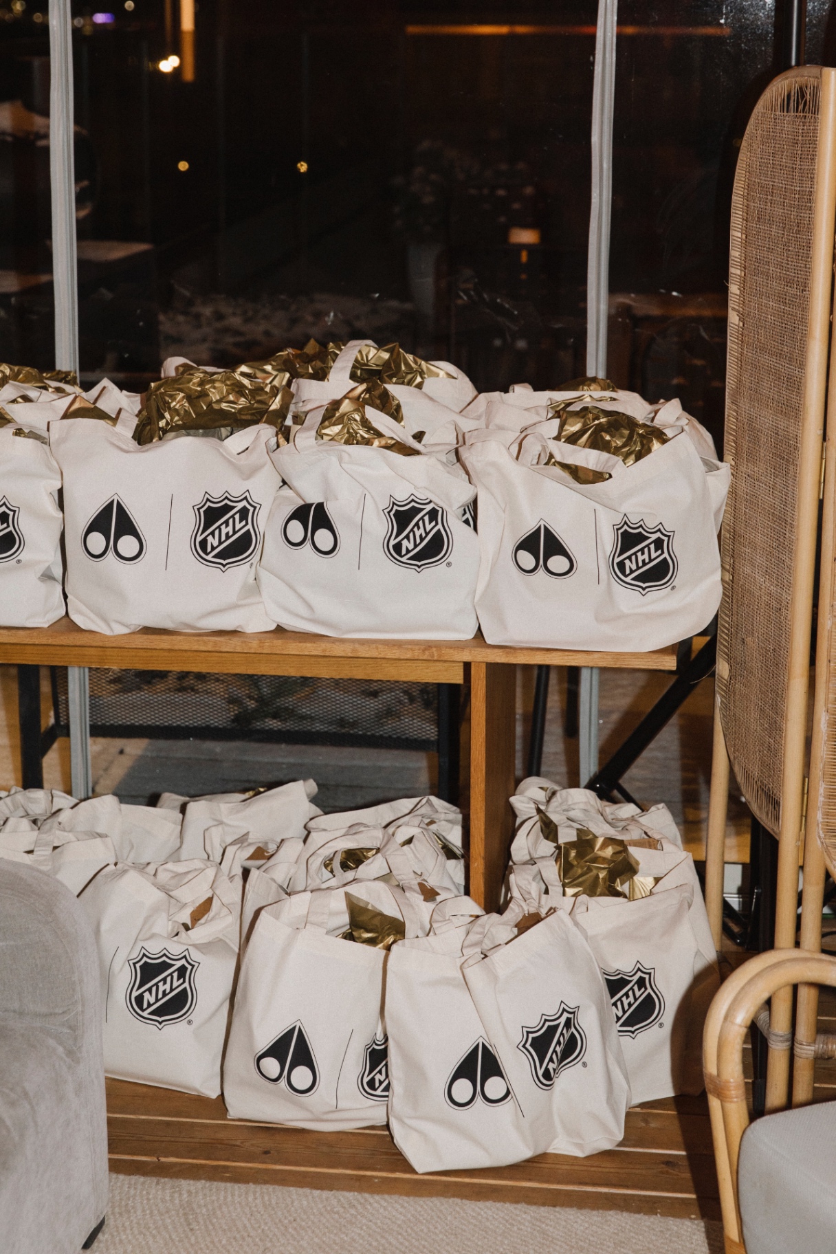 Goodiebags med Moose Knuckles och NHL-logotyp