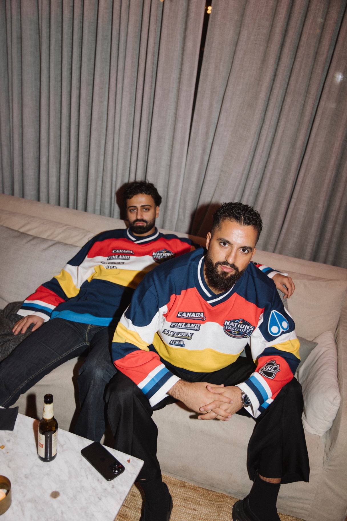 Gäster i Moose Knuckles x NHL-tröjor i loungen